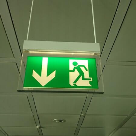 Hur ofta ska nödbelysningsanläggningen kontrolleras?